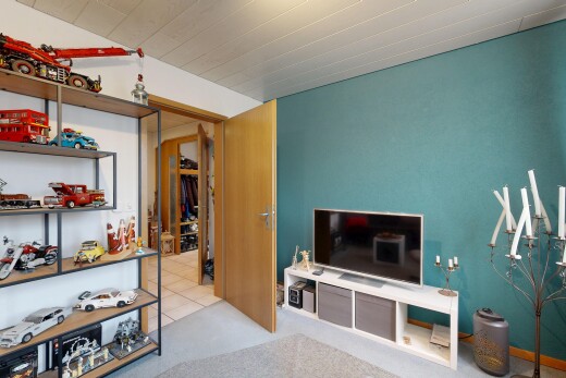 salon avec télévision, drywall, cloison sèche, inside property, et carpet