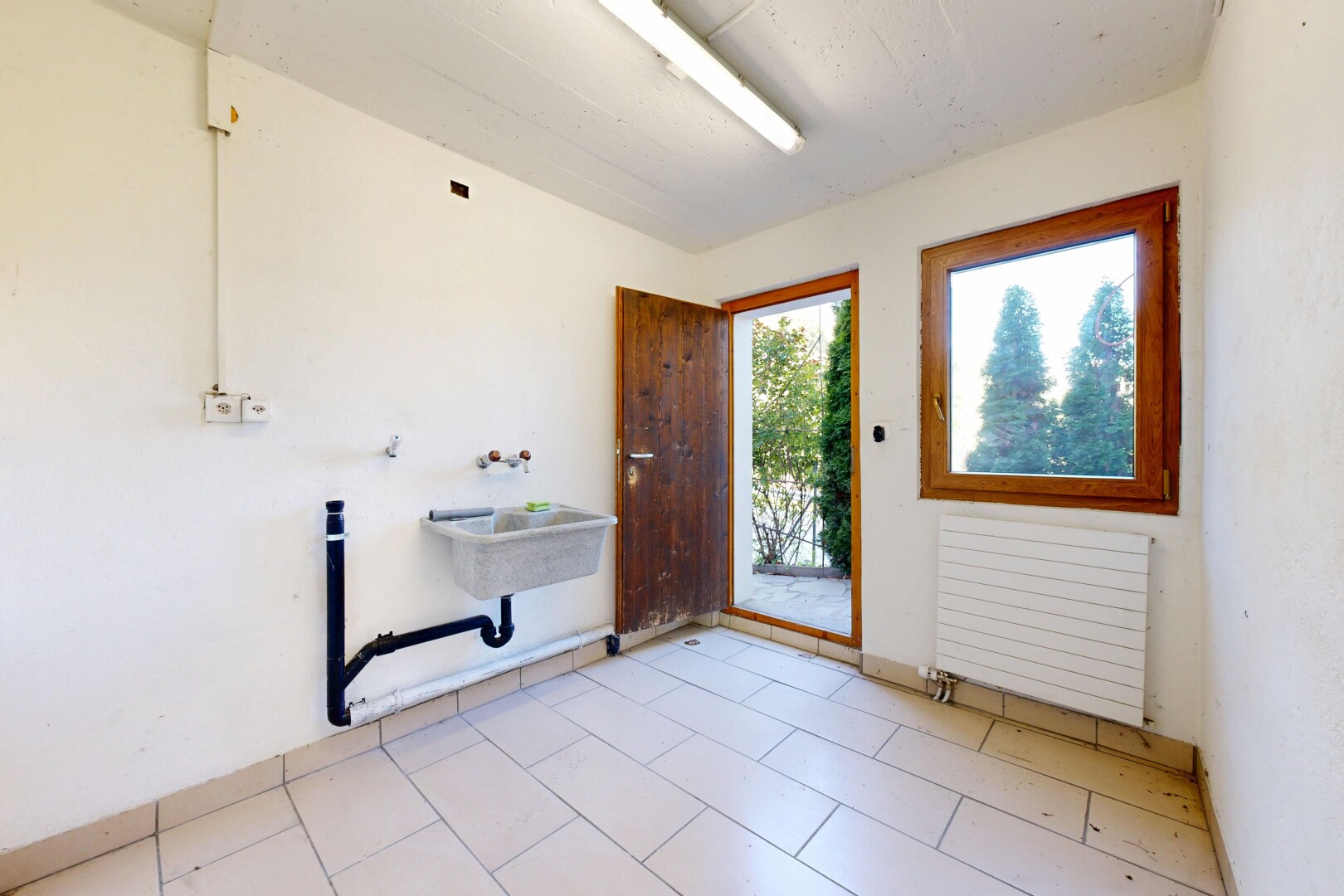 leerer raum mit kühler, light floor, inside property, gipskartonwand, und drywall