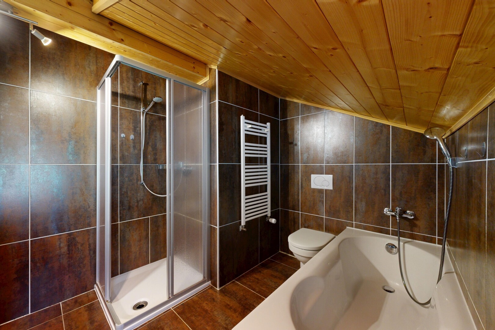 bad mit fliesenwand, tile wall, dusche, komplettes badezimmer, und holzdecke