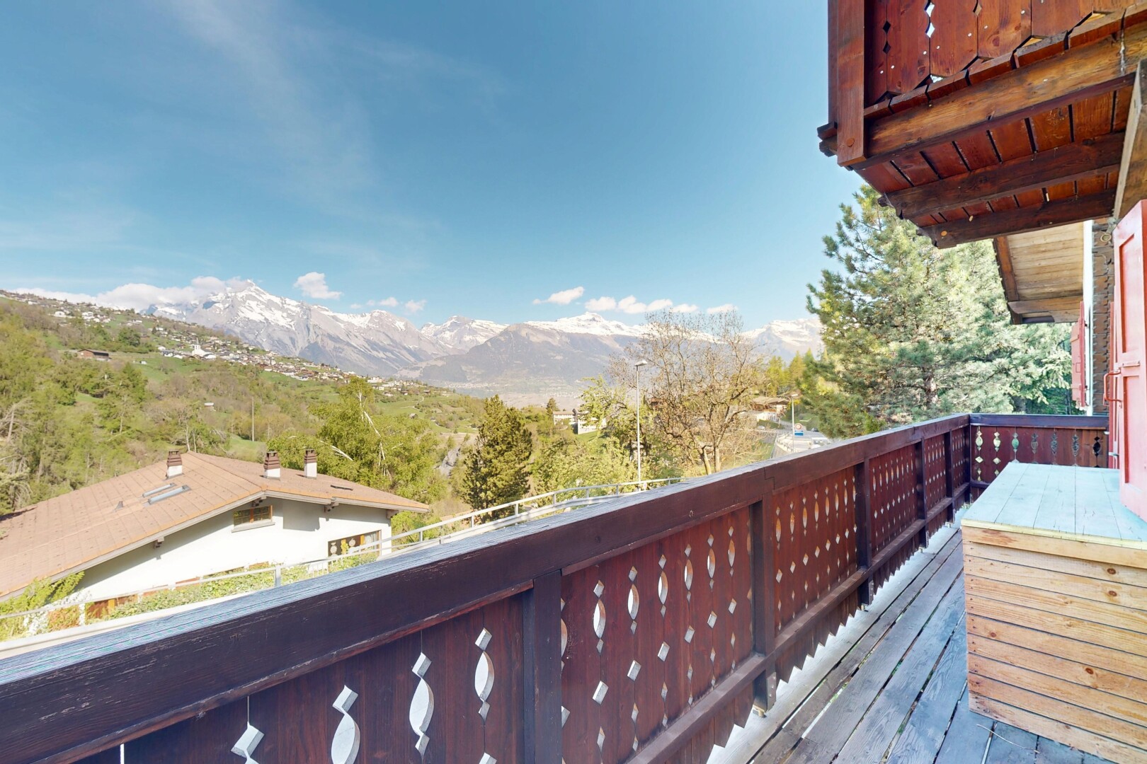 balkon mit from property, balkon, blick auf die berge, mountain view, und day time