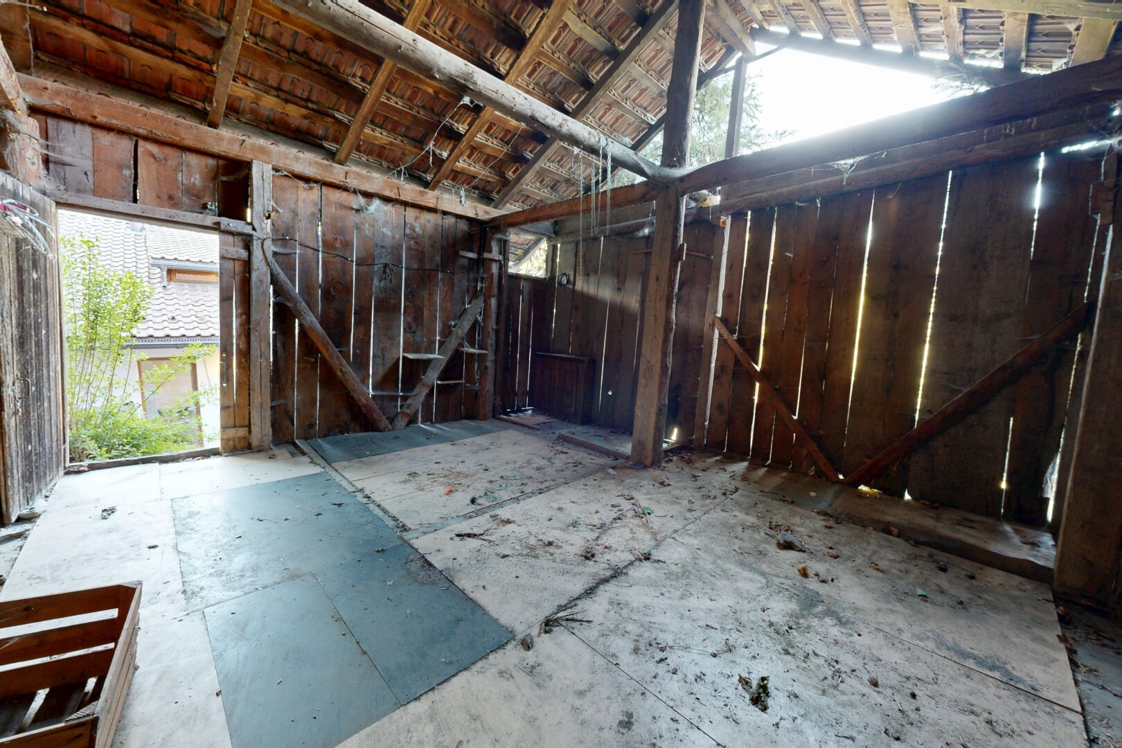 rezeption / lobby mit natural light, vaulted ceiling, und inside property