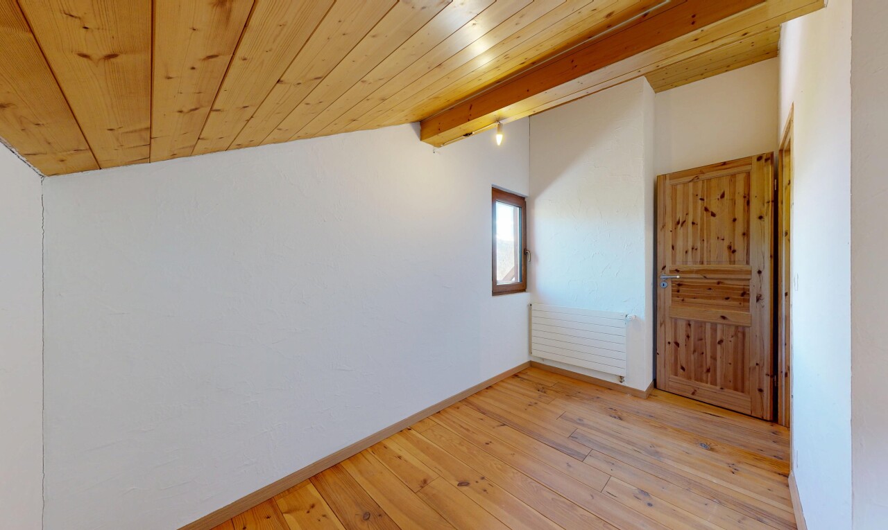 leerer raum mit wood finish floor, holzfußboden, inside property, drywall, und gipskartonwand