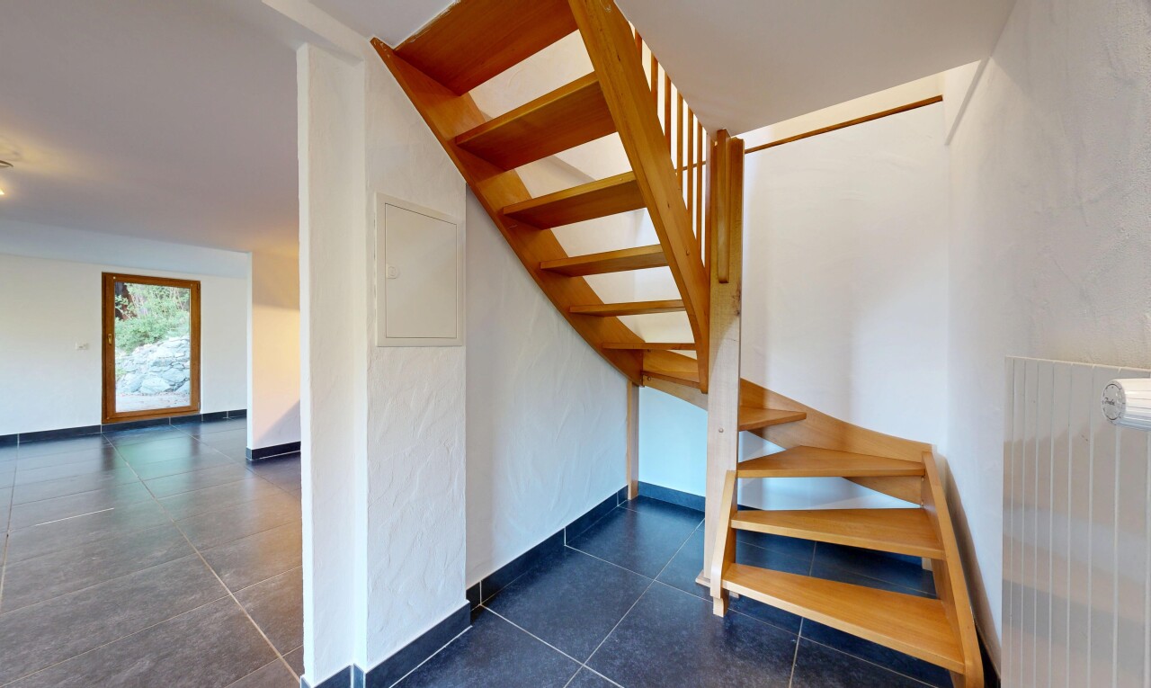 treppe mit treppen, natürliches licht, natural light, inside property, und gipskartonwand
