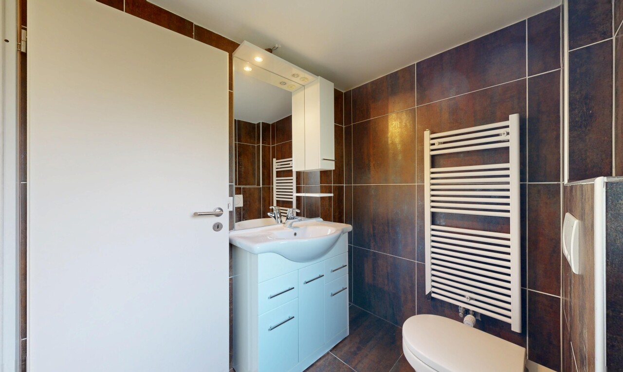 bad mit handtuchwärmer, fliesenwand, tile wall, schminktisch, und kühler