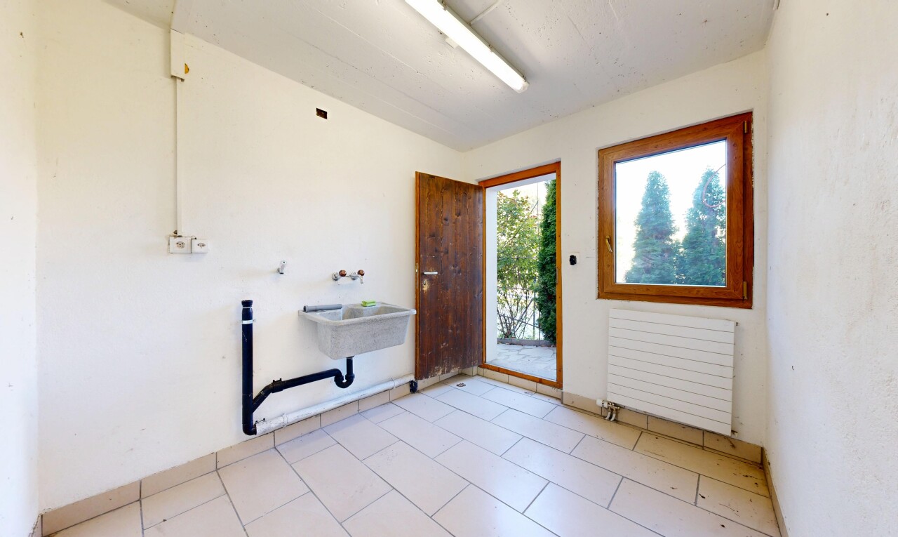 leerer raum mit kühler, light floor, inside property, gipskartonwand, und drywall