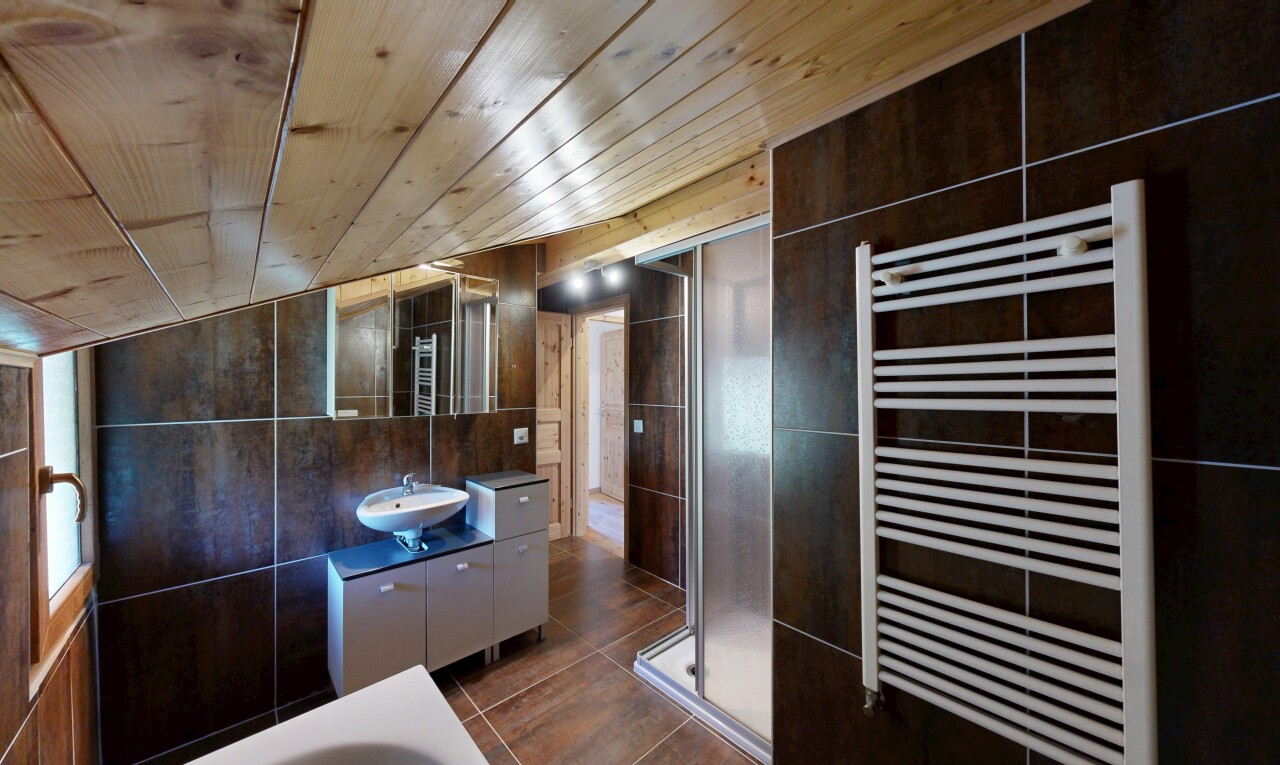 bad mit handtuchwärmer, komplettes badezimmer, kühler, spiegel, und holzdecke