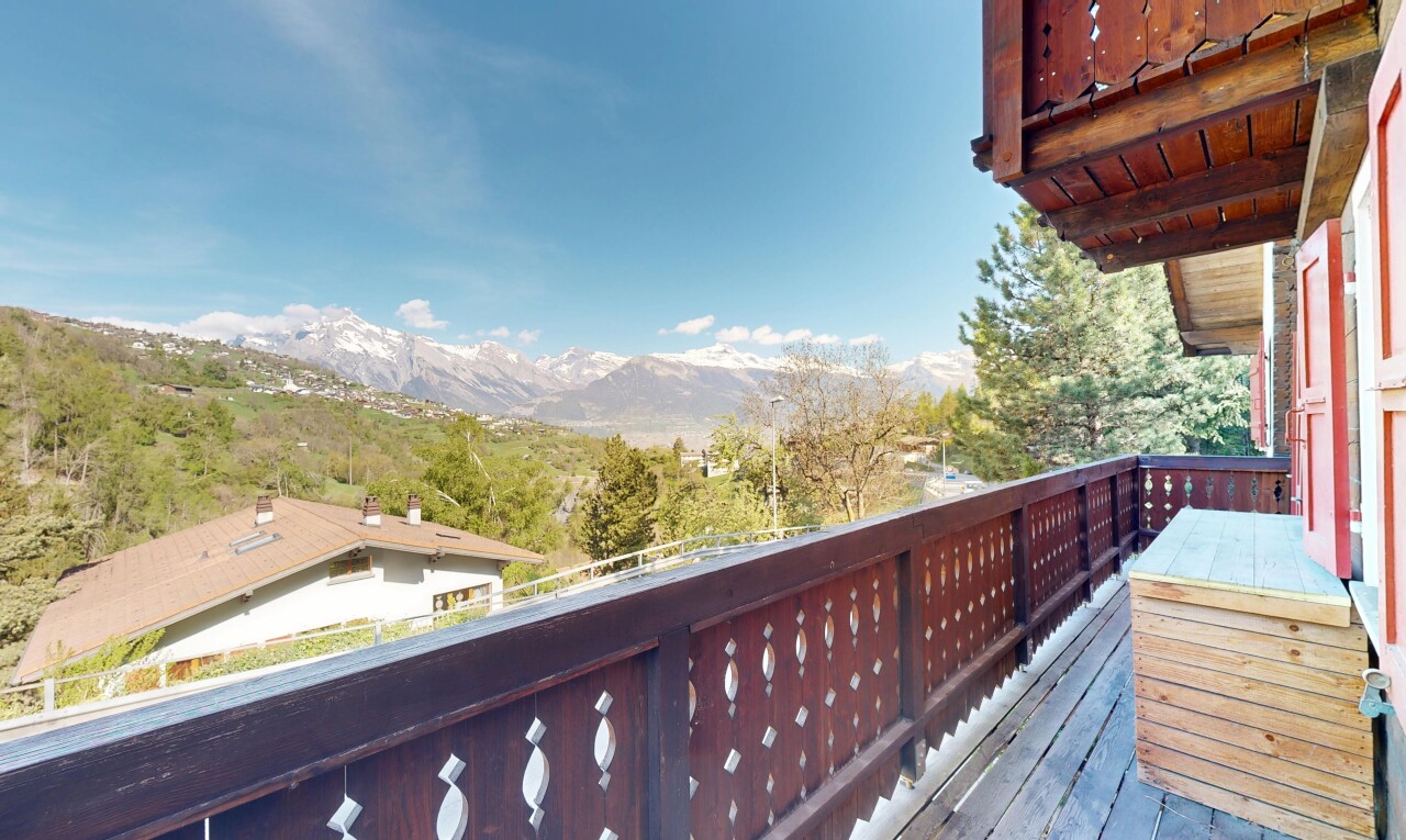 balkon mit from property, balkon, blick auf die berge, mountain view, und day time