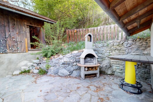 terrasse mit zaun und from property
