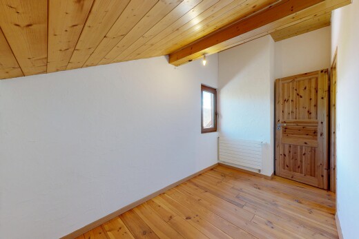 pièce vide avec wood finish floor, sol en finition bois, inside property, drywall, et cloison sèche