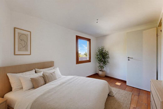 zimmer / schlafzimmer mit day time, holzfußboden, wood finish floor, inside property, und gipskartonwand