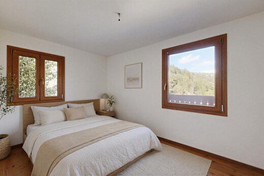 zimmer / schlafzimmer mit inside property, gipskartonwand, drywall, holzfußboden, und wood finish floor