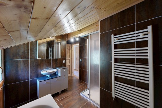 salle de bains avec chauffe-serviettes, salle de bain complète, radiateur, miroir, et plafond en bois