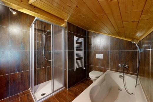 salle de bains avec mur en carrelage, tile wall, douche, salle de bain complète, et plafond en bois