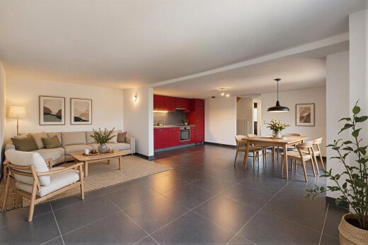 wohn- / esszimmer mit gipskartonwand, drywall, inside property, dark floor, und fliesenboden