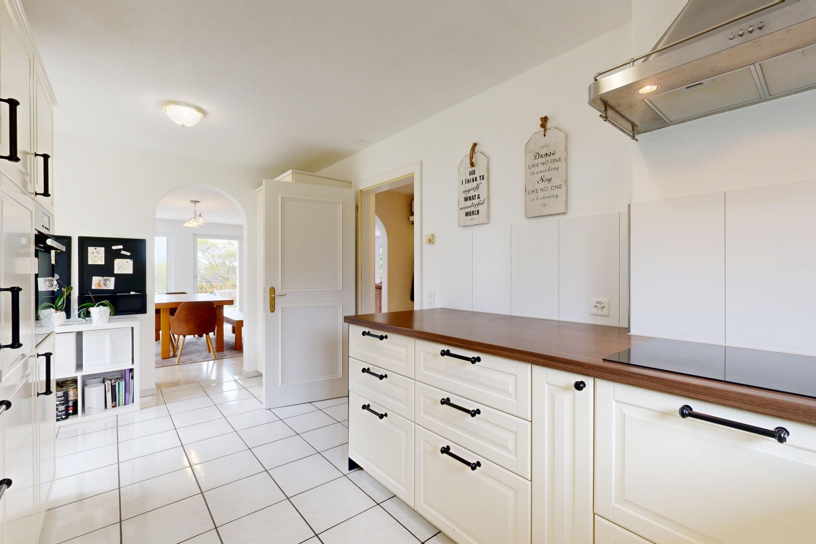 küche mit dunstabzugshaube, light floor, white cabinets, weiße schränke, und gewölbte gehwege