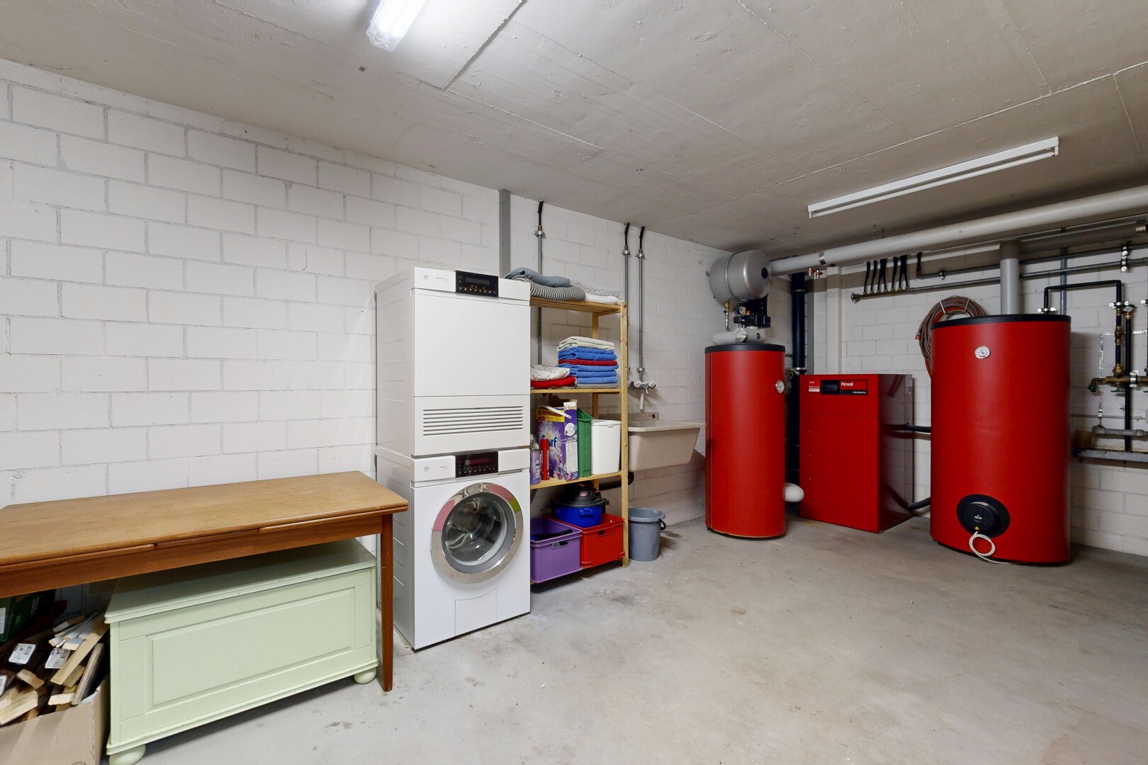 wäschekammer mit wäscherei, keller, light floor, betonboden, und concrete floor