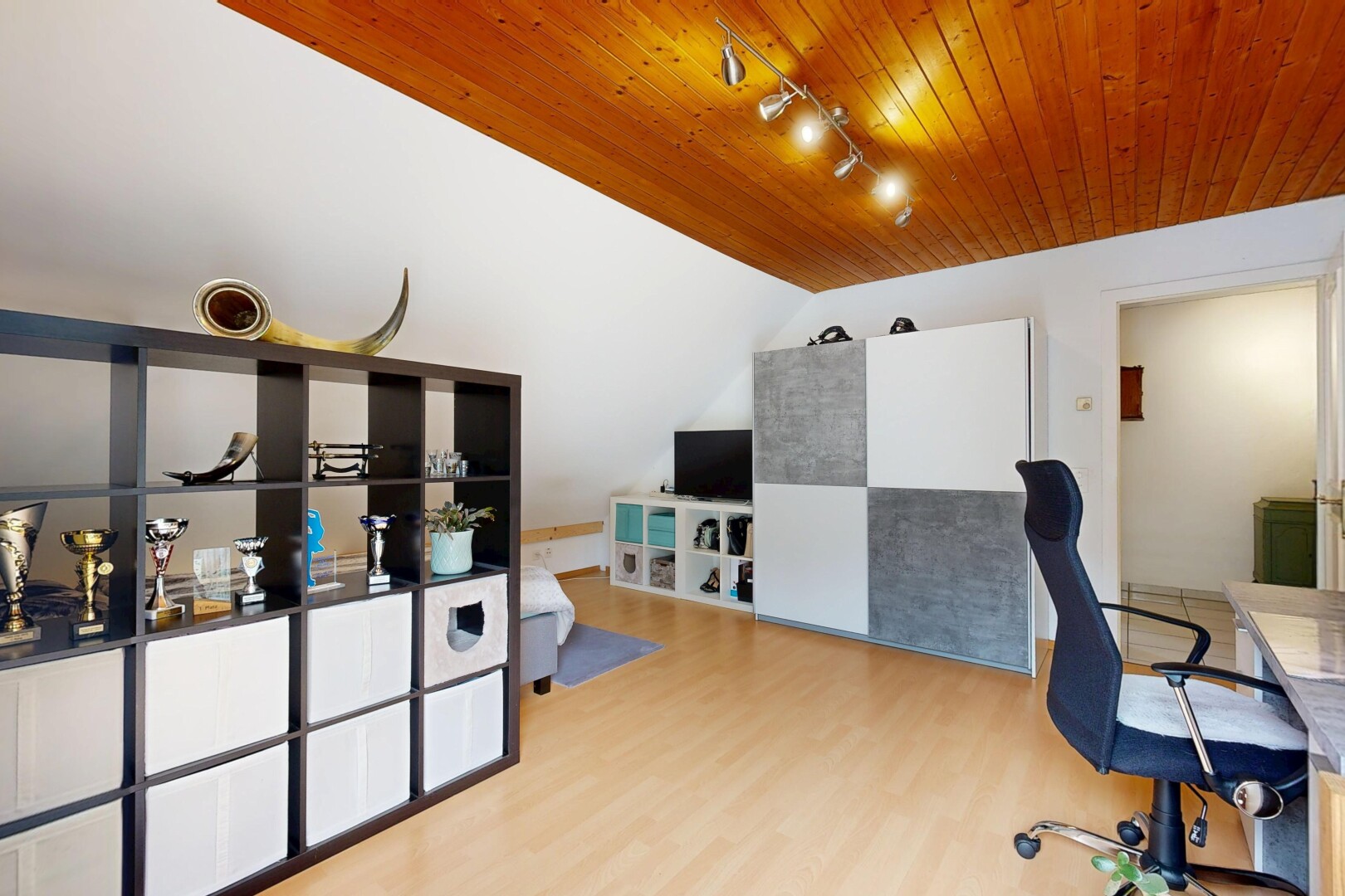 büro mit track lighting, drywall, bürobereich, wood ceiling, und wood finish floor
