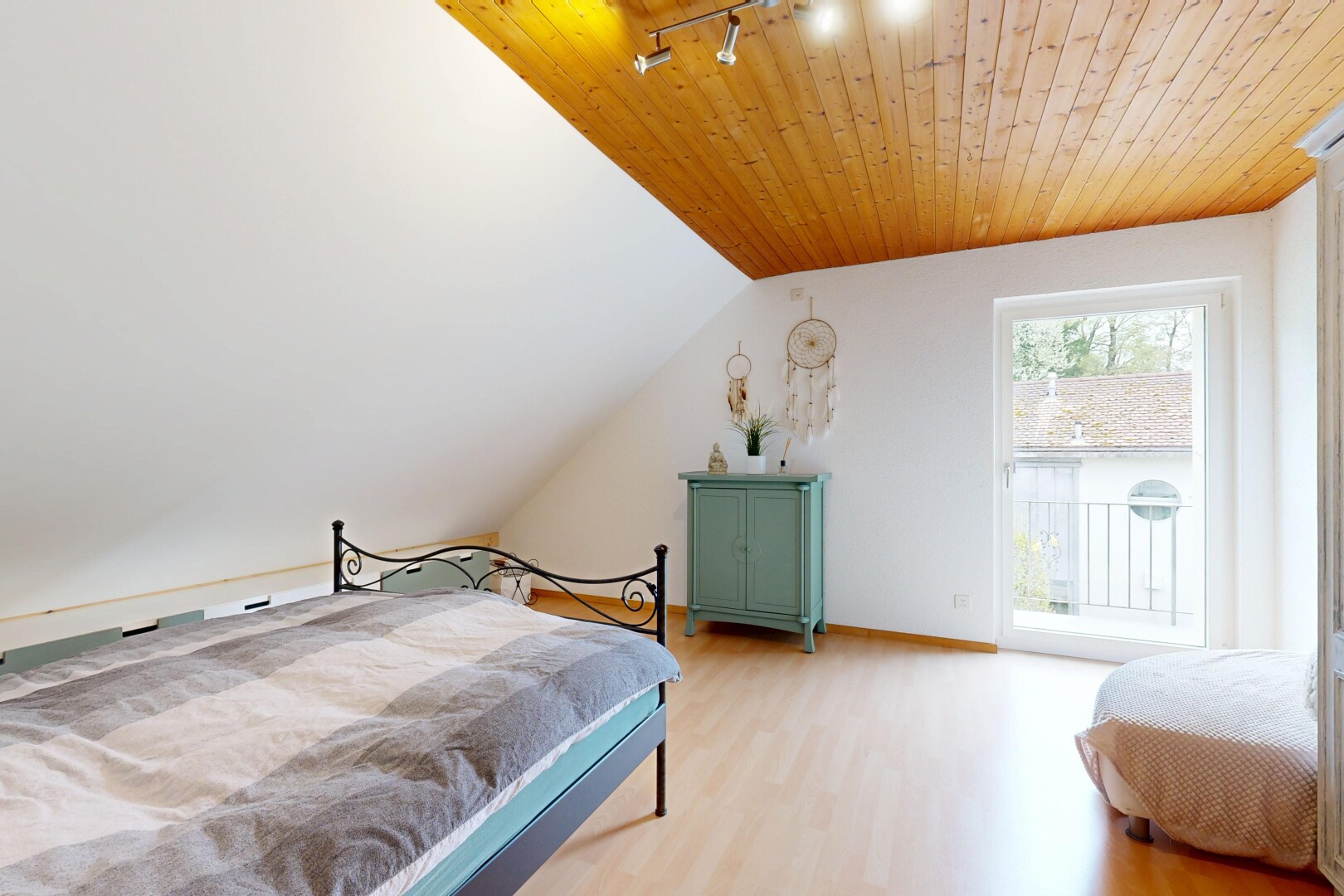 zimmer / schlafzimmer mit deckenbeleuchtung, track lighting, gipskartonwand, drywall, und holzdecke