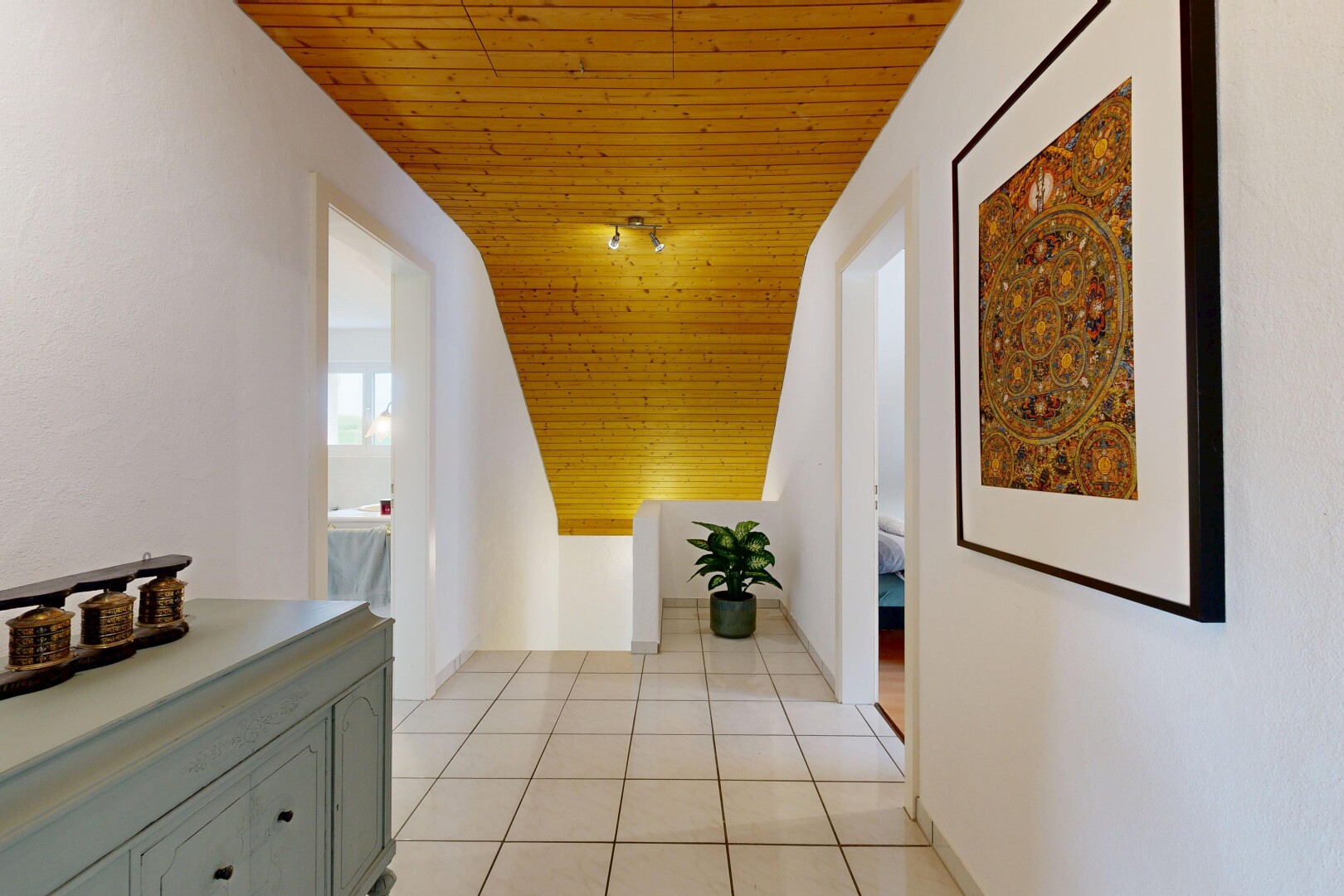halle / korridor mit wood ceiling, holzdecke, vaulted ceiling, dachschräge, und inside property