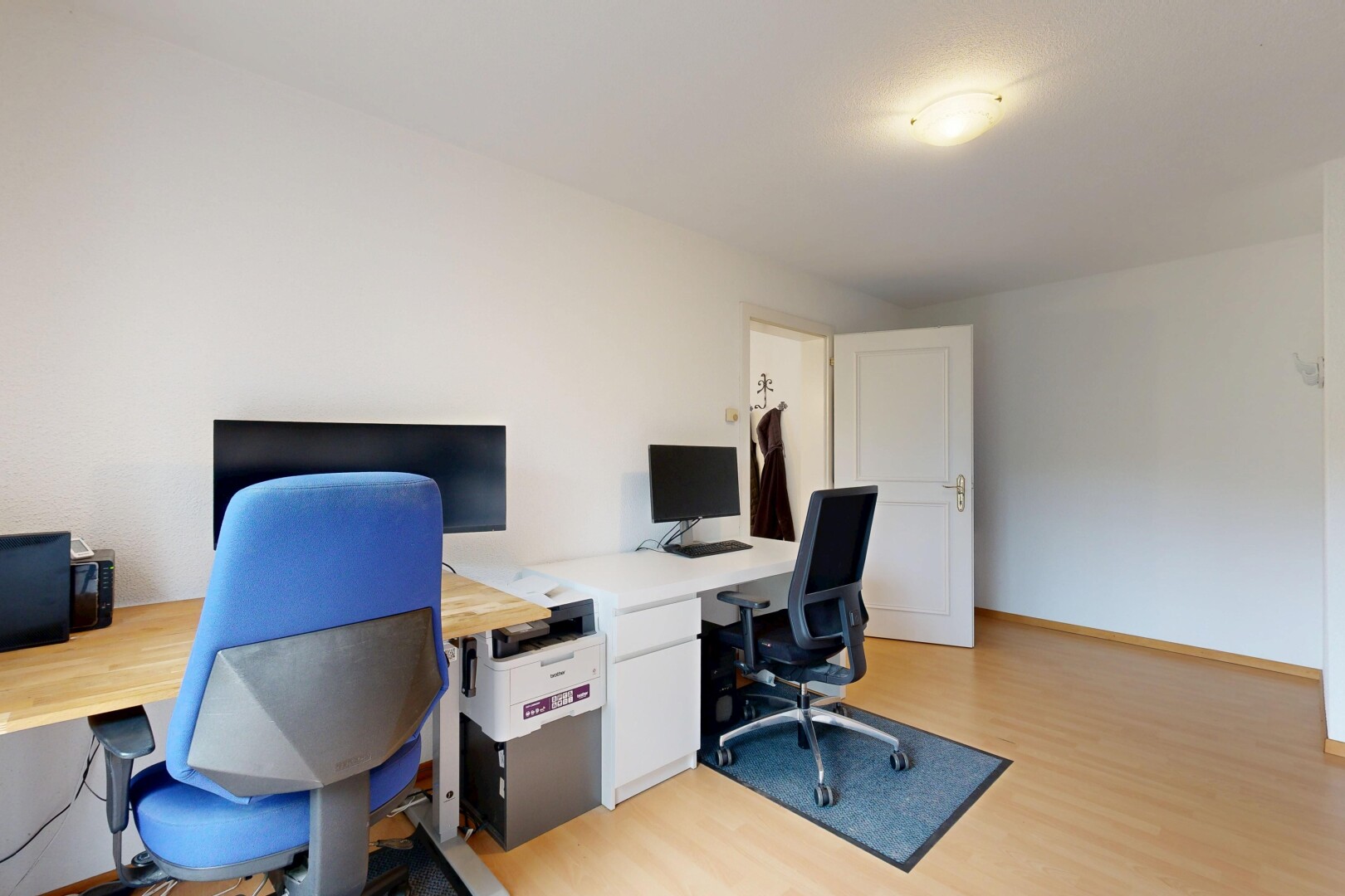 büro mit bürobereich, light floor, wood finish floor, holzfußboden, und drywall
