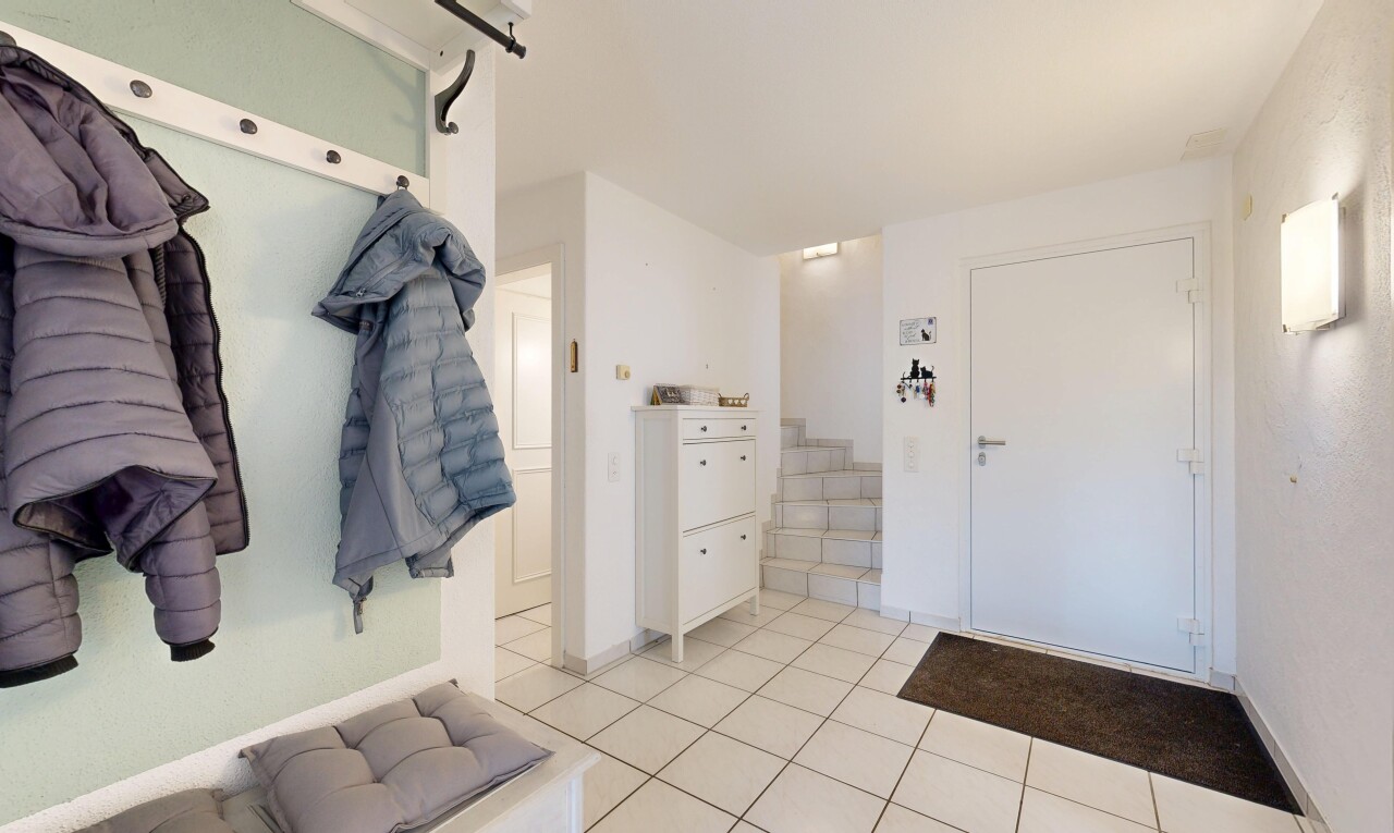 halle / korridor mit light floor, drywall, gipskartonwand, inside property, und tile floor