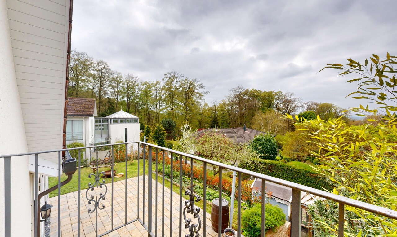 balkon mit balkon, overcast, und from property