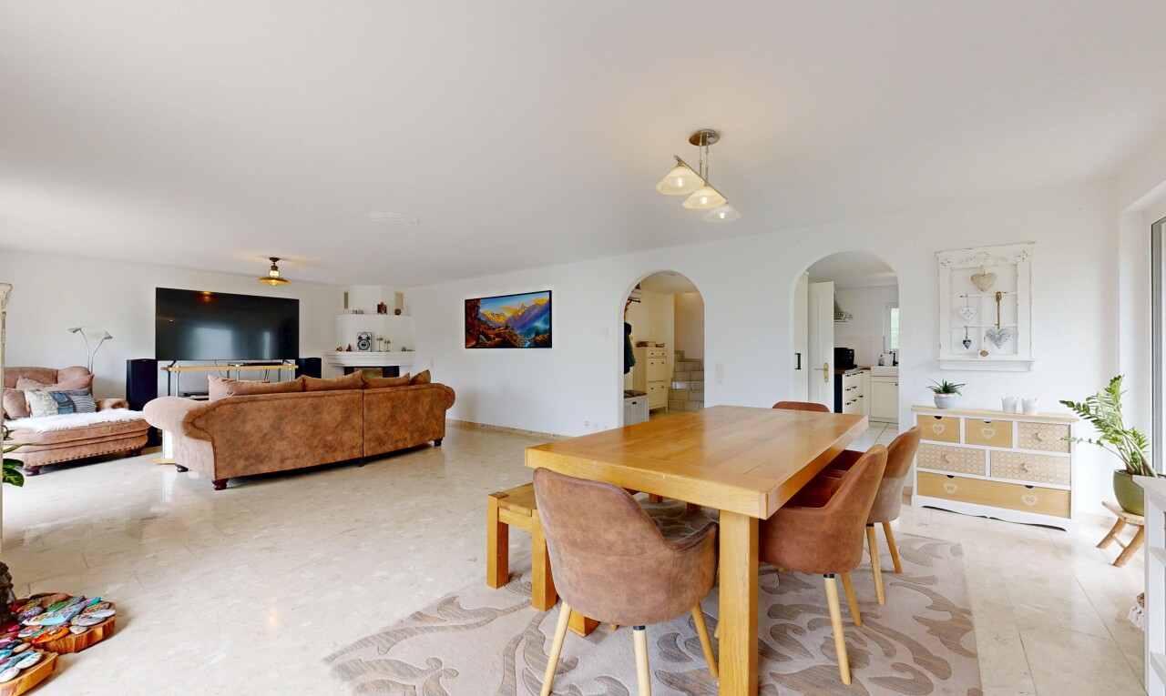 wohn- / esszimmer mit gewölbte gehwege, inside property, drywall, gipskartonwand, und fernseher