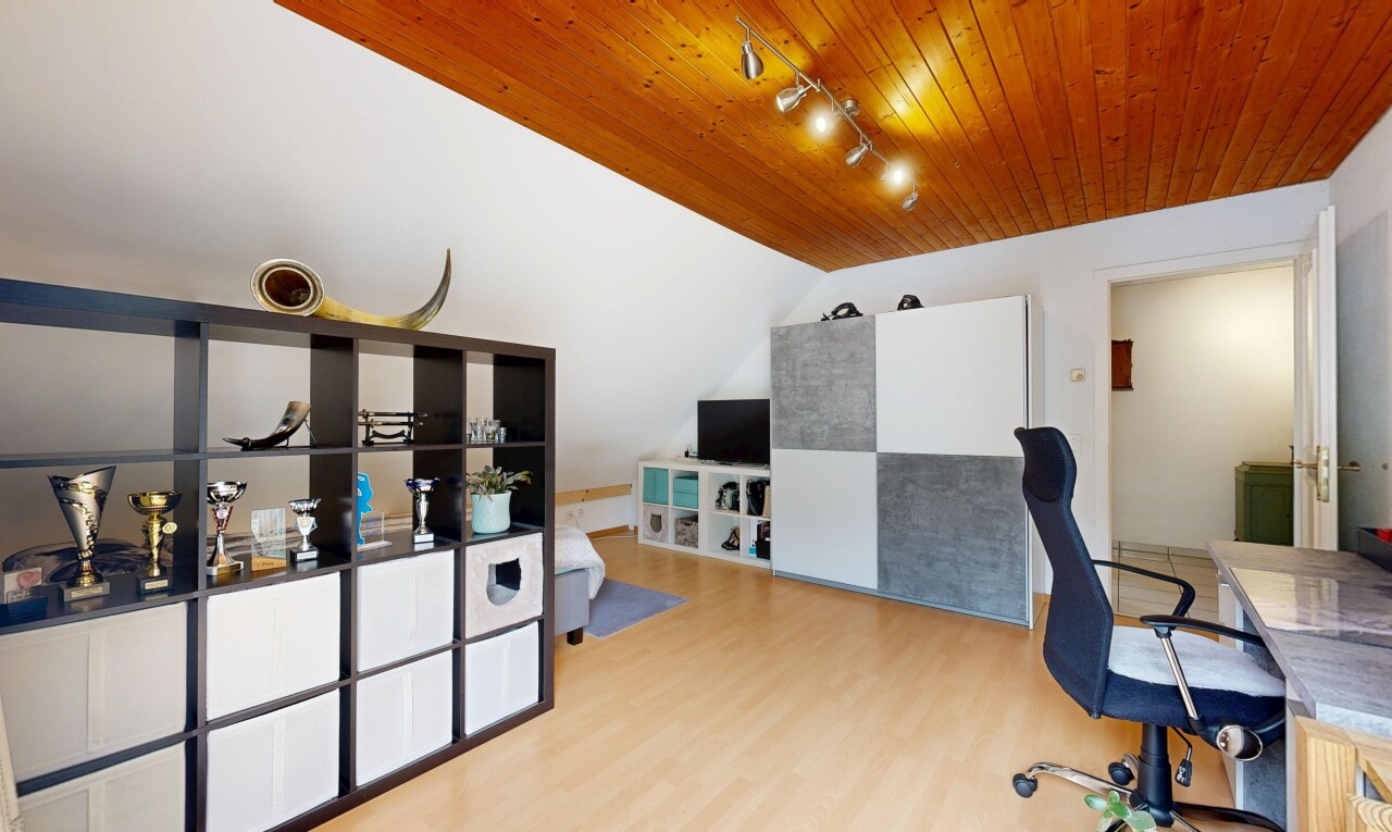 büro mit track lighting, drywall, bürobereich, wood ceiling, und wood finish floor