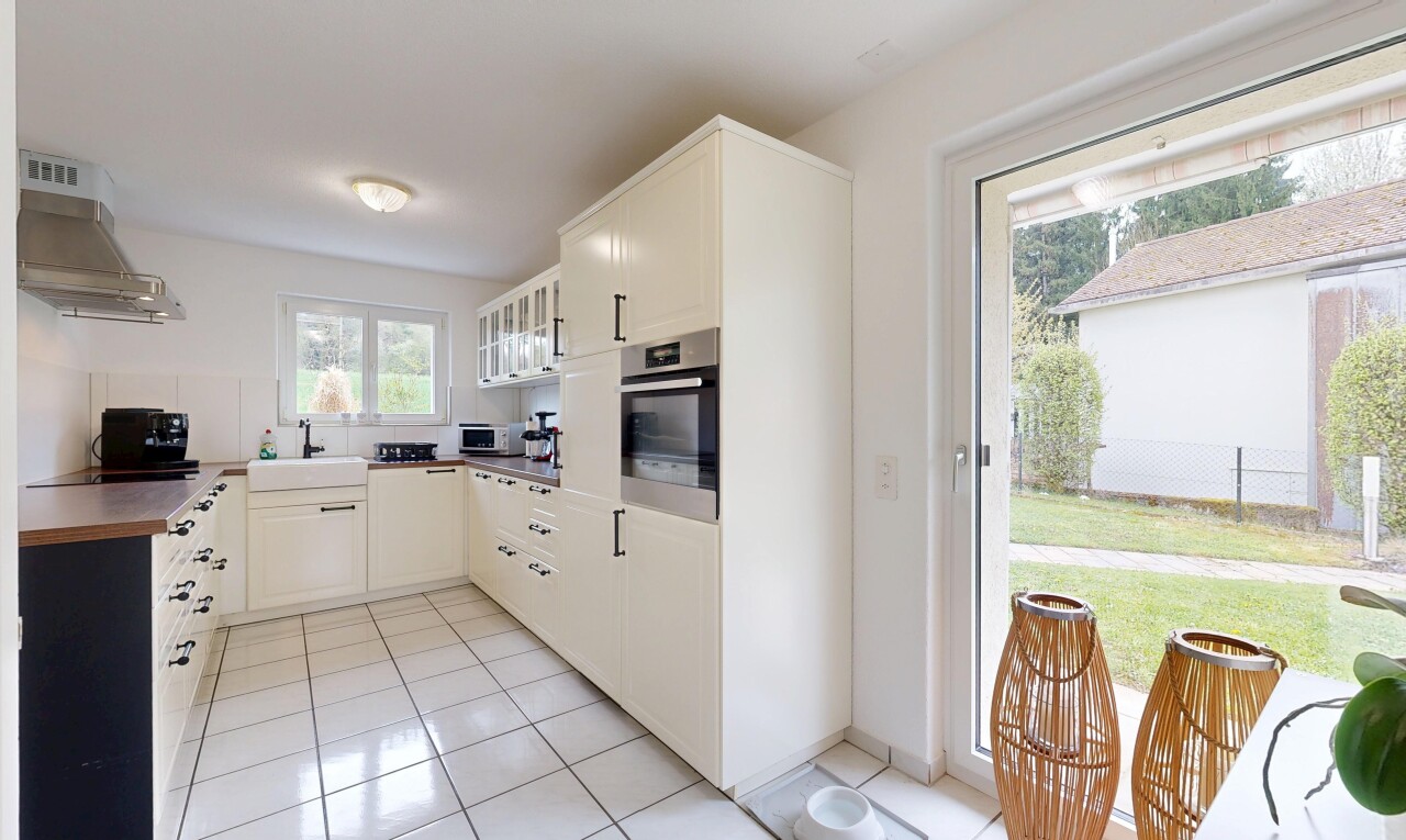 küche mit ofen, light floor, drywall, gipskartonwand, und schränke mit glastüren