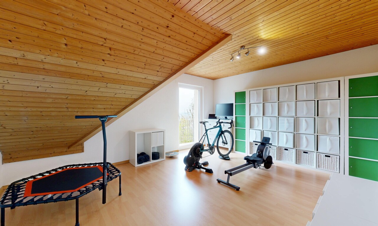 fitnessstudio mit holzdecke, wood ceiling, gipskartonwand, drywall, und dachschräge