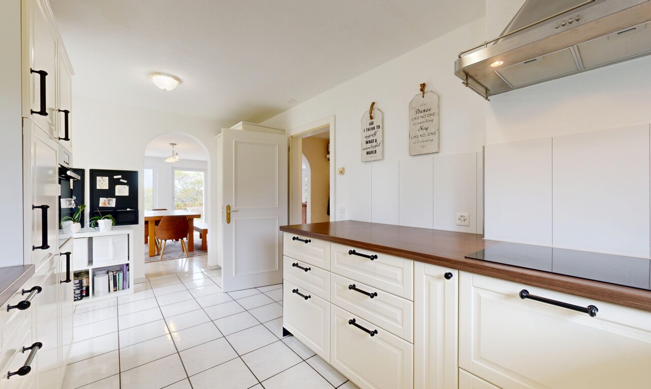 küche mit dunstabzugshaube, light floor, white cabinets, weiße schränke, und gewölbte gehwege