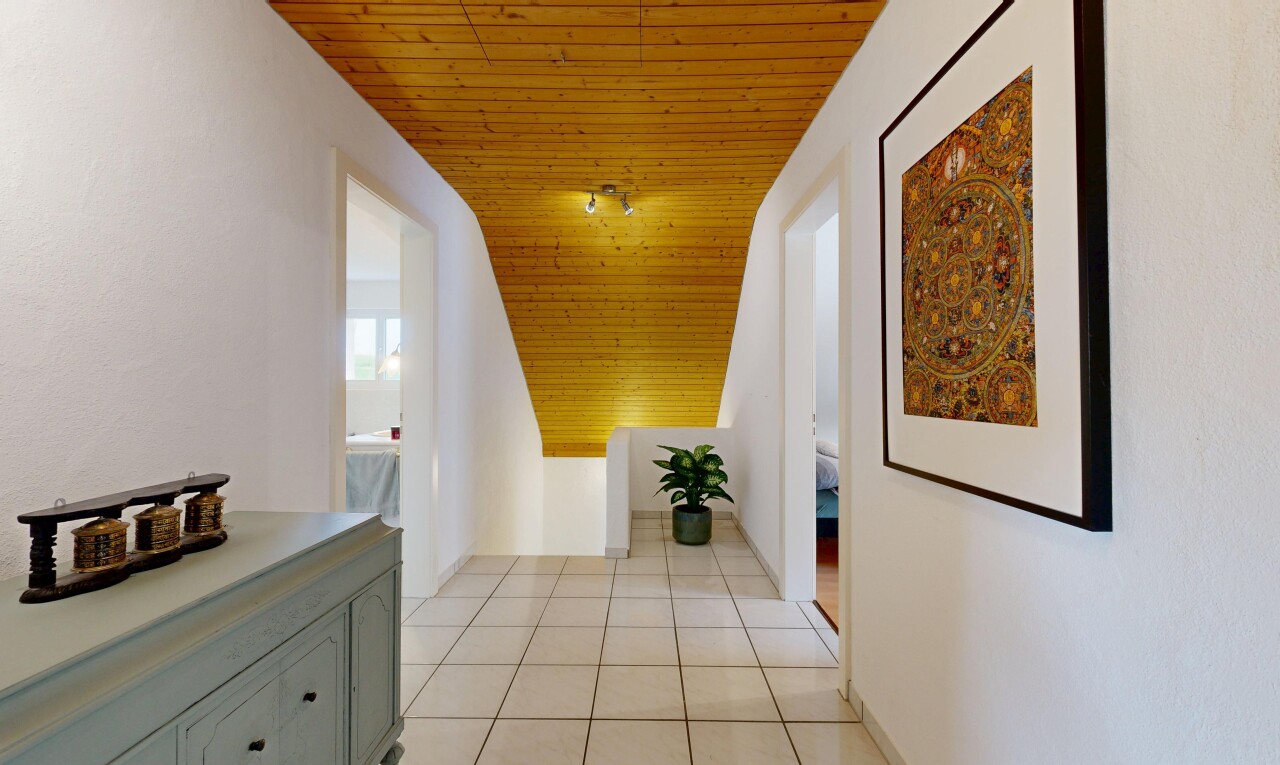 halle / korridor mit wood ceiling, holzdecke, vaulted ceiling, dachschräge, und inside property