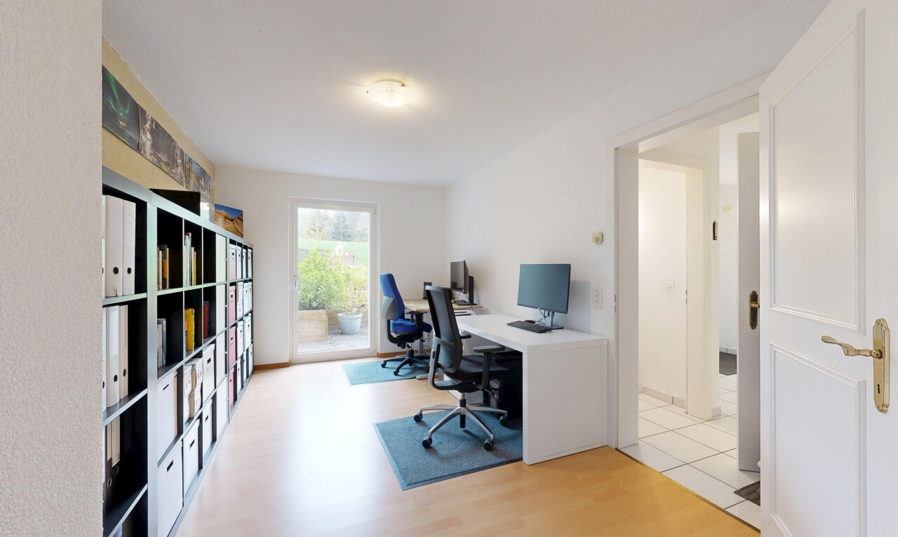 büro mit bürobereich, light floor, inside community, natural light, und natürliches licht