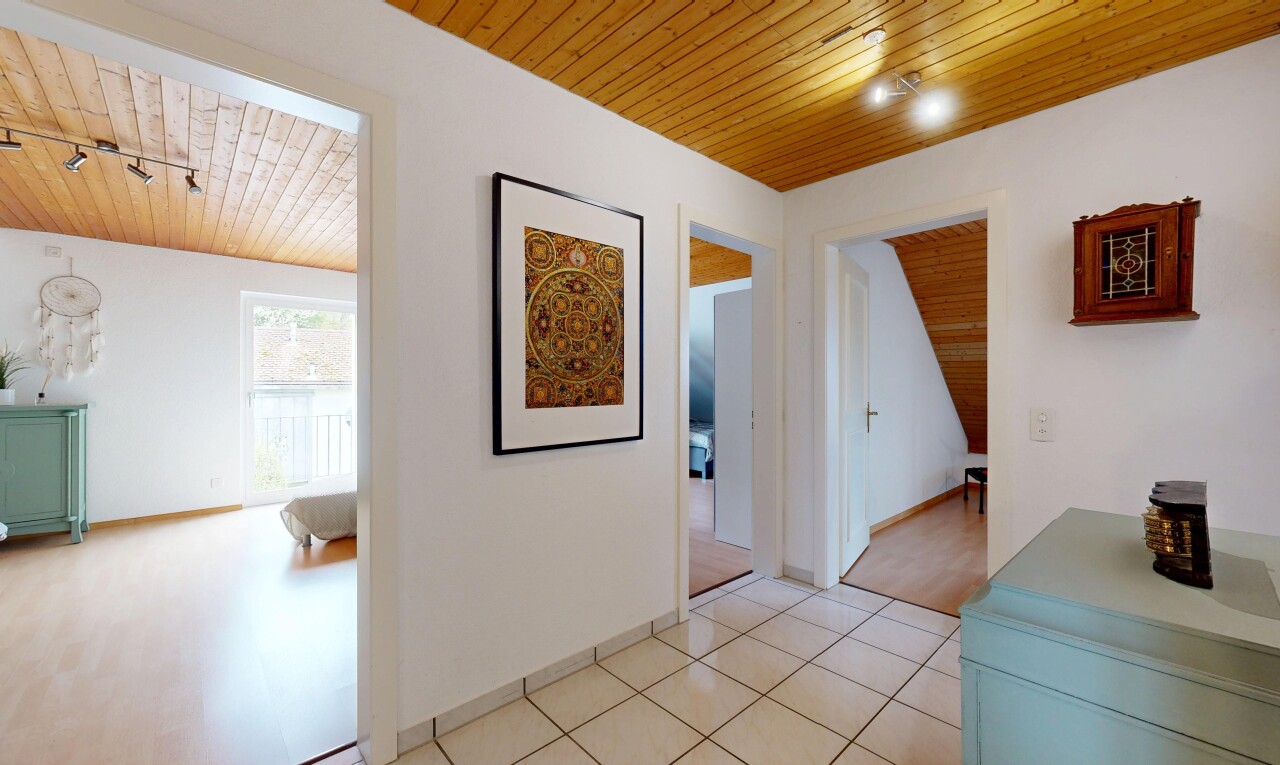 halle / korridor mit wood ceiling, holzdecke, drywall, gipskartonwand, und inside property
