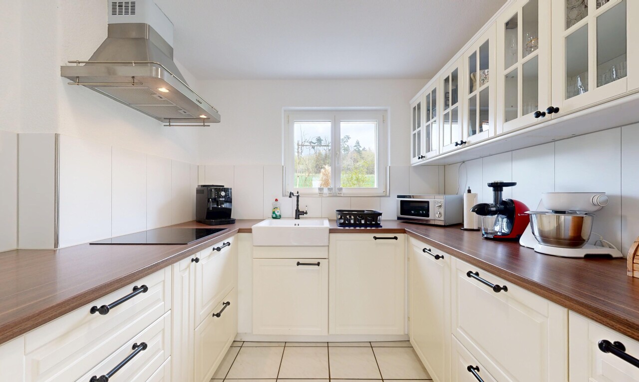küche mit dunstabzugshaube, raised cabinets, hochgezogene schränke, light floor, und inside property