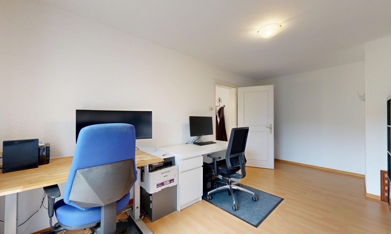 büro mit bürobereich, light floor, wood finish floor, holzfußboden, und drywall