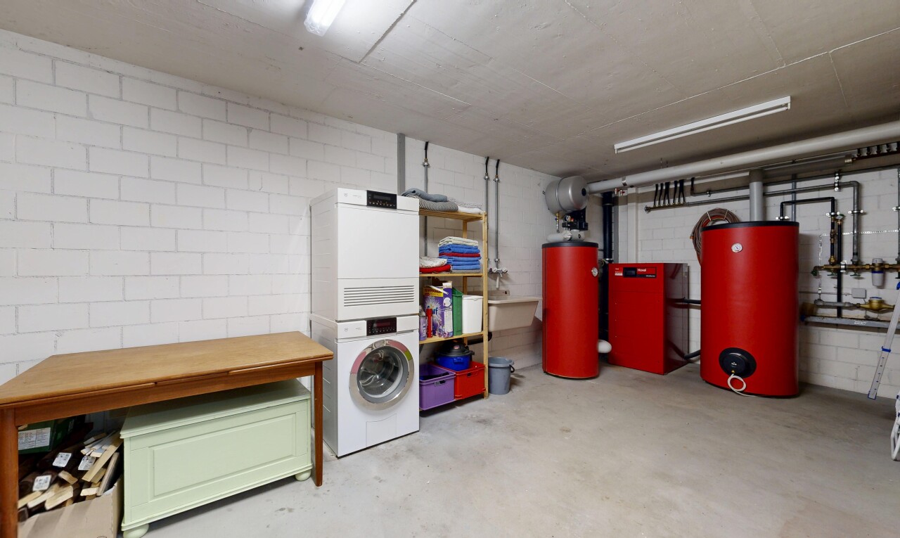 wäschekammer mit wäscherei, keller, light floor, betonboden, und concrete floor