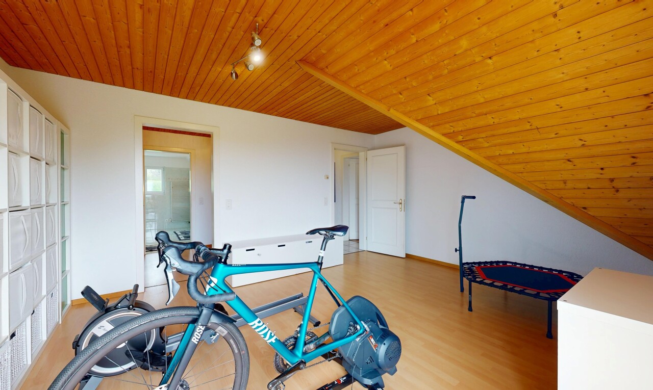 fitnessstudio mit wood ceiling, holzdecke, drywall, gipskartonwand, und wood finish floor