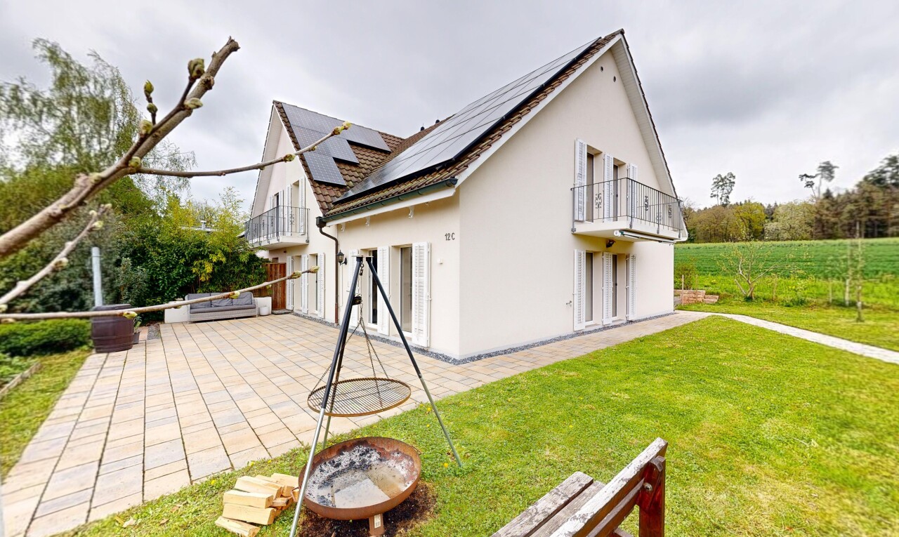 außenansicht mit solaranlage, balkon, from property, stuckverkleidung, und overcast