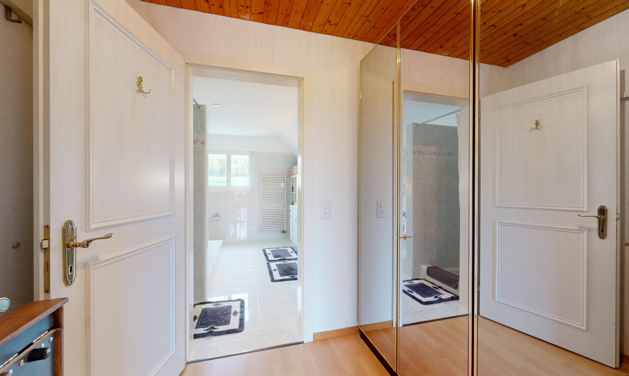 zimmer / schlafzimmer mit inside property, natural light, natürliches licht, light floor, und drywall