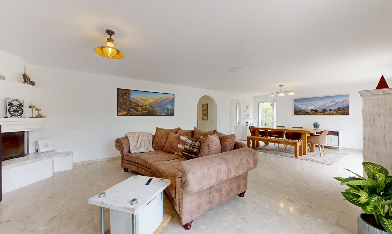 wohn- / esszimmer mit drywall, gipskartonwand, inside property, kamin, und gewölbte gehwege