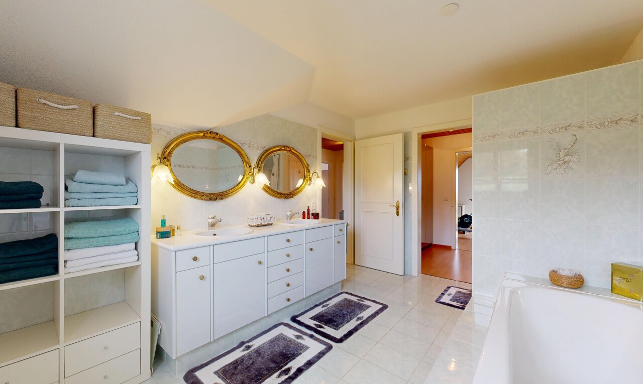 küche mit light countertops, arbeitsplatten, light floor, inside property, und waschbecken