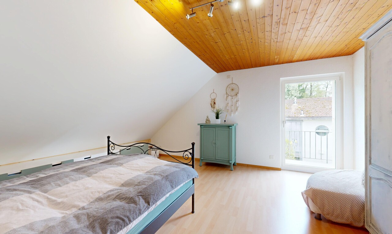 zimmer / schlafzimmer mit deckenbeleuchtung, track lighting, gipskartonwand, drywall, und holzdecke