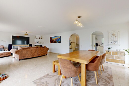 wohn- / esszimmer mit gewölbte gehwege, inside property, drywall, gipskartonwand, und fernseher