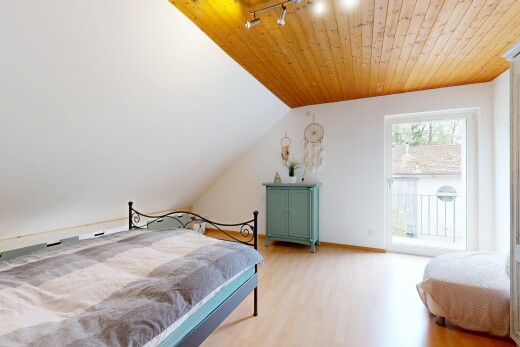 chambre avec éclairage sur rail, track lighting, cloison sèche, drywall, et plafond en bois