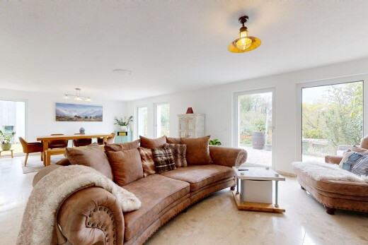 wohnzimmer mit natural light, natürliches licht, inside property, drywall, und gipskartonwand