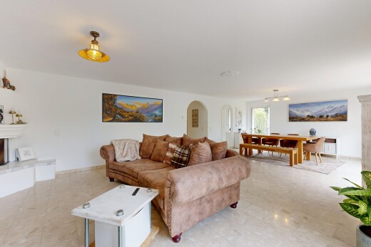 wohn- / esszimmer mit drywall, gipskartonwand, inside property, kamin, und gewölbte gehwege