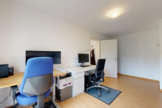 bureau avec espace bureau, light floor, wood finish floor, sol en finition bois, et drywall