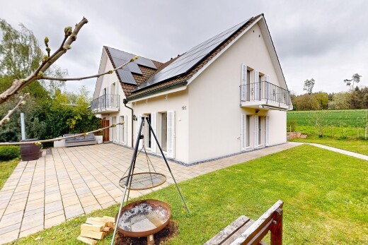 außenansicht mit solaranlage, balkon, from property, stuckverkleidung, und overcast