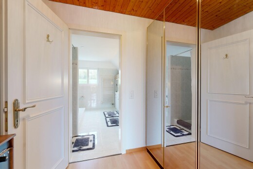 zimmer / schlafzimmer mit inside property, natural light, natürliches licht, light floor, und drywall